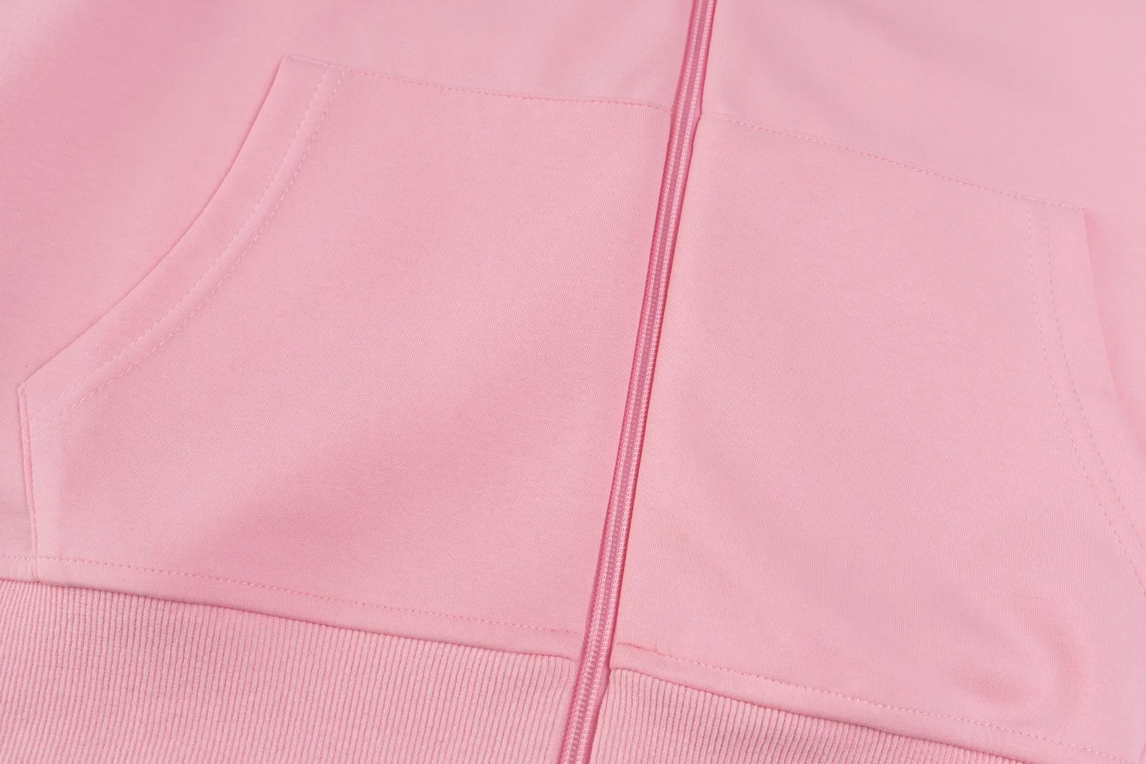 P236 #R95 Ralph Lauren/Ralph Lauren Twelve Color Pony🐎 Embroidered zipper cardigan jacket hooded sweatshirt This hooded sweatshirt is decorated with a simple style that represents Ralph Lauren. It is paired with a pony embroidery pattern, which is three-dimensional and full! The solid color fabric paired with exquisite embroidery instantly sets it off! Hooded sports design, loose and casual fit! The overall texture is very strong! Through the pictures, we can feel the thickness and texture of custom-woven and dyed threads. The workmanship is exquisite. They are shipped from major foreign trade factories. They are all made by masters with many years of experience. Everything is of high standards and requirements! Simple and versatile style ~ super delicate and soft, close to the body without being tied, all fabrics and accessories are original custom-made and of high quality! Perfectly reflects the brand’s sense of superiority! Standard cut, comfortable stretch, unrestricted movement! Highly practical, high-end and classy! Versatile style ~ can be paired with jeans or jogging pants. Ideal for transitioning from your morning commute to weekend events!  Color: Black with red label Black with white label Khaki Navy blue with red label Navy blue with white label White Light gray Dark gray Burgundy Army green Light blue Pink Size: S M L